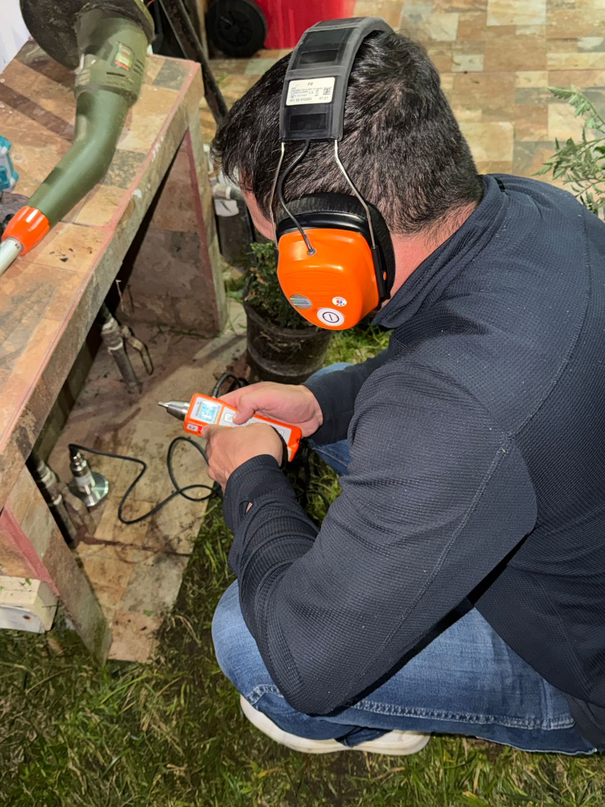 Gásfiter rastreando filtración con geófono acústico