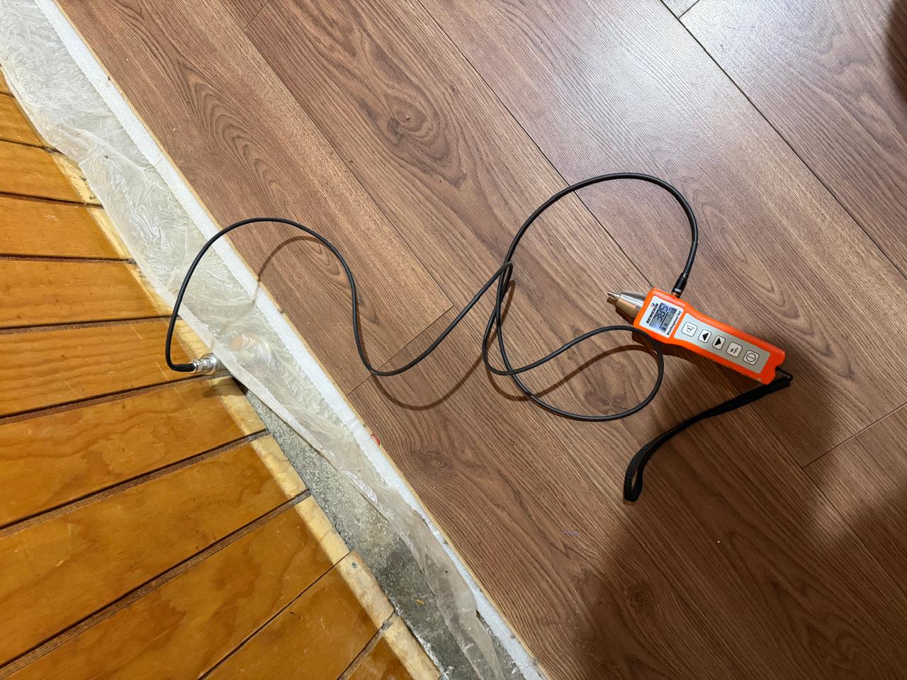 Sensor Sewerin bajo piso flotante