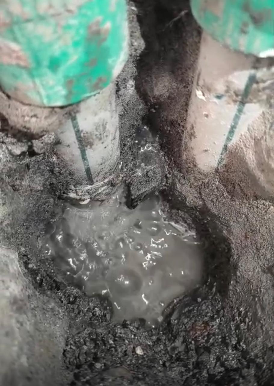 Fuga de agua activa bajo medidor